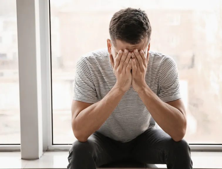 Muškarac sa depresijom i emocionalnom boli traži hipnoterapijsku pomoć