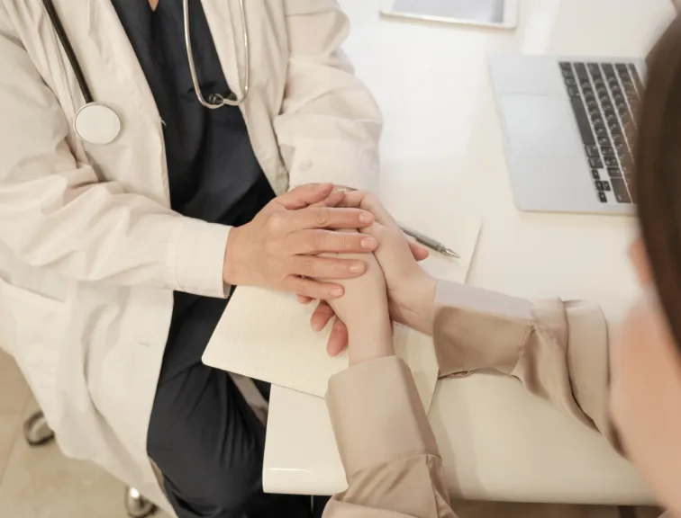 Terapeut pruža podršku i komodnost tokom terapijske sesije sa pacijentom