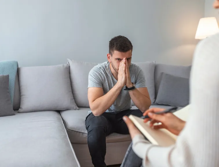 Muškarac prima dijagnozu od terapeuta tokom hipnoterapijske sesije