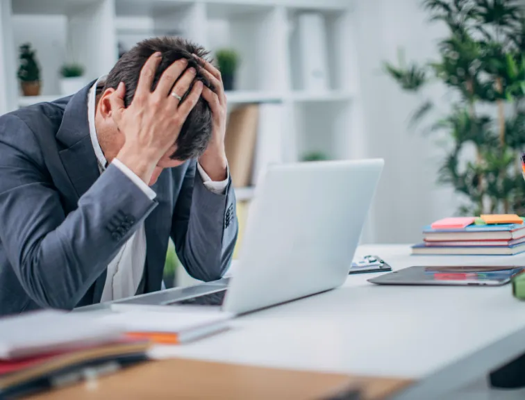 Biznismen sa problemima u koncentraciji - hipnoterapija za poboljšanje fokusa