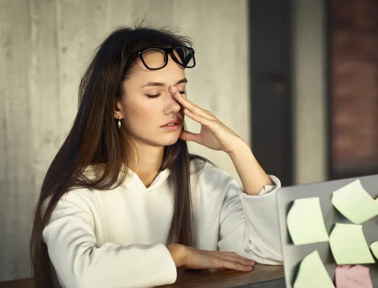 Žena sa samopouzdanjem i motivacijom razmislja