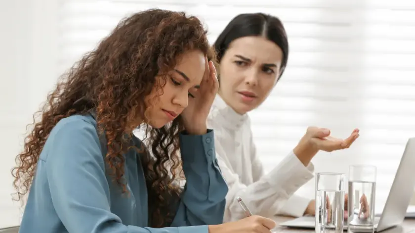 Dve žene u poslovnom okruženju diskutuju o emocionalnom konfliktu - hipnoterapija i kontrola emocija
