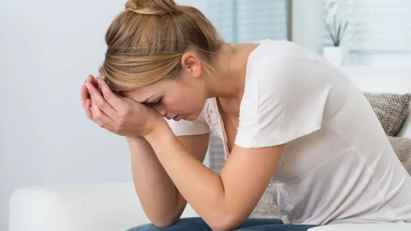 Žena sa psihosomatskim tegobama i bolom prikazuje nelagodu
