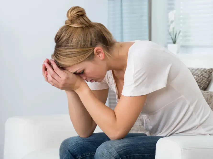 Žena sa psihosomatskim tegobama i bolom prikazuje nelagodu