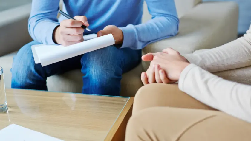 Terapeut tokom sesije sa pacijentom vodi beleške i prati progres
