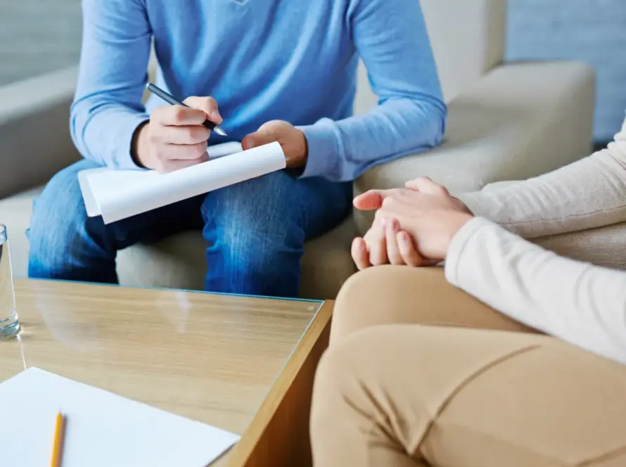 Terapeut tokom sesije sa pacijentom vodi beleške i prati progres