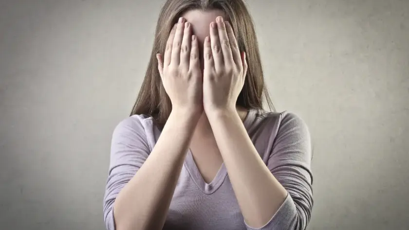 Žena sa strahom od greške i perfekcionizmom prikazuje nelagodu