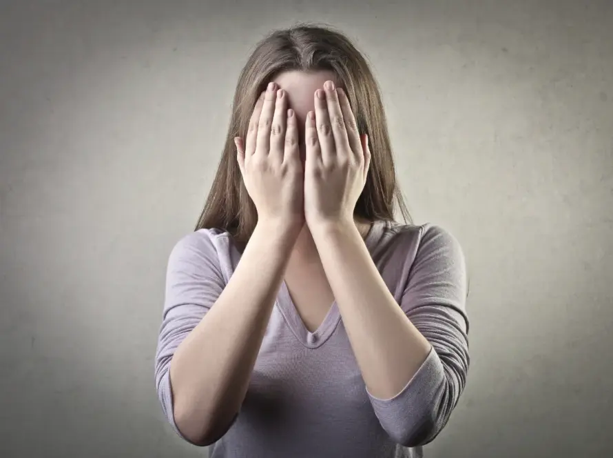 Žena sa strahom od greške i perfekcionizmom prikazuje nelagodu