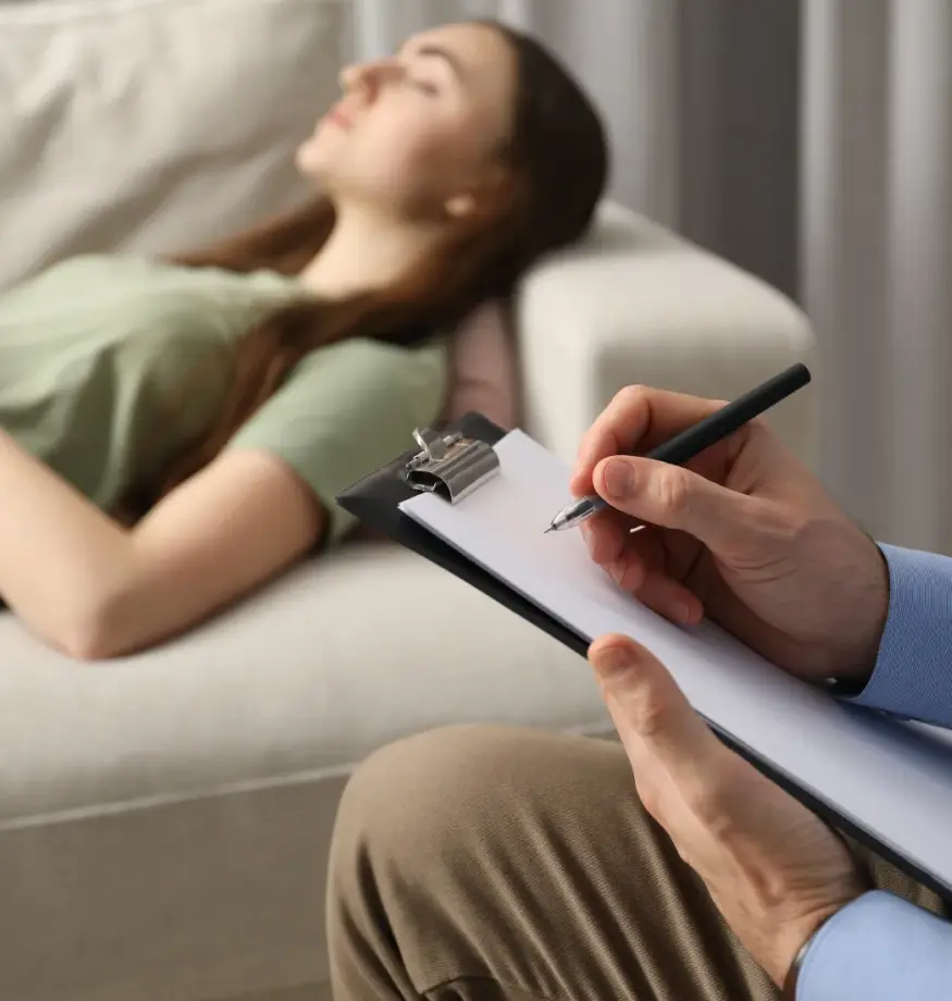 Hipnoterapija tretman – Terapeut sa pacijentom tokom seanse